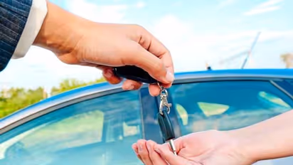 एक्स शोरूम कीमत से भी महंगी पड़ती है एक कार, 10 पॉइंट में समझिए Car रखना कितना खर्चीला