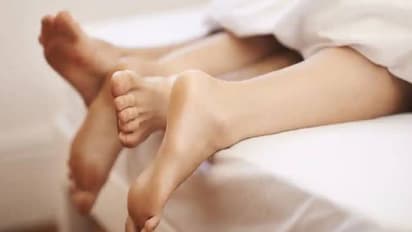 ದುಡ್ಡಿಗಾಗಿ ಇಬ್ಬರೂ ಹೆಂಡತಿಯರೊಂದಿಗಿನ ಸೆಕ್ಸ್ ಲೈವ್ ಬಿಟ್ಟ ಪತಿರಾಯ!