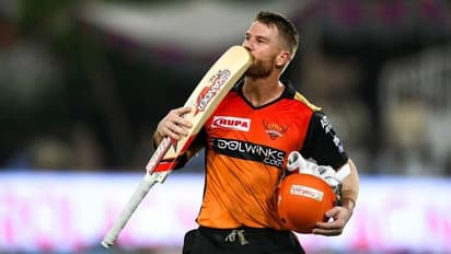 IPL 2020: వార్నర్ భాయ్‌ని కేక్‌లో ముంచేసిన సన్‌రైజర్స్... డ్రెస్సింగ్ రూమ్‌లో రచ్చరచ్చ...