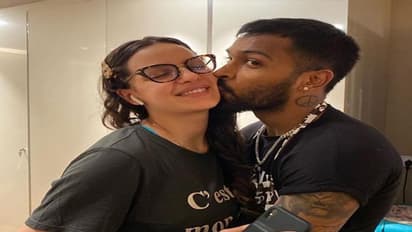 पत्नी नताशा के साथ हमेशा काले रंग के कपड़ों में ही नजर आते हैं हार्दिक पंड्या, 10 तस्वीरों में देखें सबूत