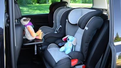 ചില്ല് പൊട്ടിക്കാന്‍ പറ്റില്ലെന്ന് പിതാവ്; കാറില്‍ കുടുങ്ങിയ കുഞ്ഞിന് ദാരുണാന്ത്യം!