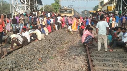 লোকাল ট্রেন চালুর দাবি, হুগলিতে দুটি স্টেশনে বিক্ষোভ নিত্যযাত্রীদের