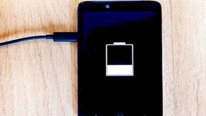 மொபைல் போனுக்கு எப்போது சார்ஜ் போடனும்? நிறைய பேருக்கு தெரியாத விஷயம்.. சூப்பர் டிப்ஸ்!! 