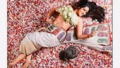 শাড়ি লুটিয়ে শুয়ে রয়েছে ঋতুপর্ণা, উন্মুক্ত বক্ষে কেবল ফুলের ছড়াছড়ি, পুজো ফ্যাশন নিয়ে টলি ডিভা