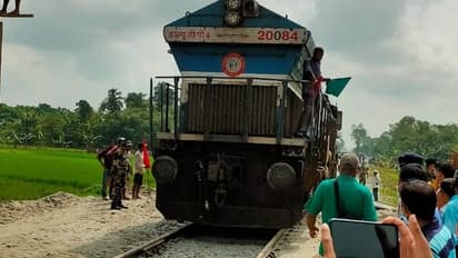 পাঁচ দশকের প্রতীক্ষার অবসান, কোচবিহার থেকে বাংলাদেশের দিকে ছুটল রেলের ইঞ্জিন