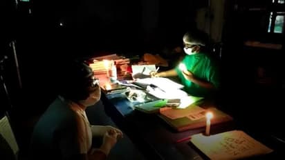 বিদ্যুৎহীন সরকারি হাসপাতাল, মোমবাতি জ্বালিয়ে চলছে স্বাস্থ্য পরিষেবা