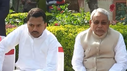 तेजस्वी-चिराग की तरह कभी नहीं दिखते CM नीतीश के बेटे निशांत, पिता से इतनी गुना ज्यादा संपत्ति