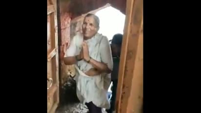 শাড়ি পরেই দুর্গ অভিযান, ভাইরাল ভিডিওতে এযুগের 'লক্ষ্মীবাই'কে স্যালুট করল নেটদুনিয়া