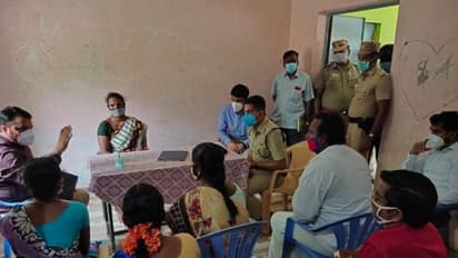 தலித்துனா தரையிலதான் உட்காரனுமா.? அரசு அதிகாரம் கிடைத்தும் தரையில் அமர்ந்த பஞ்சாயத்து தலைவி.!