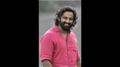 'പച്ചപ്പാടവും കാലിക്കൂട്ടവും..'; തനിനാടൻ ലുക്കിൽ തിളങ്ങി ഉണ്ണി മുകുന്ദൻ, കാണാം ചിത്രങ്ങൾ