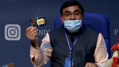 মোবাইলের ক্ষতিকর বিকিরণ থেকে রক্ষা করবে গোবরের তৈরি চিপ, দাবী রাষ্ট্রীয় কামধেনু আয়োগের