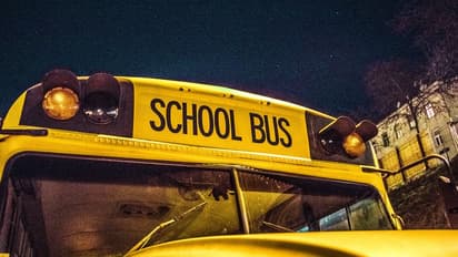 നിലവിളിച്ച് സീറ്റിന് പിന്നിലൊളിച്ച് വിദ്യാർത്ഥികൾ, യുപിയിൽ സ്കൂൾ വാനിന് നേരെ വെടിയുതിർത്ത് അജ്ഞാതർ