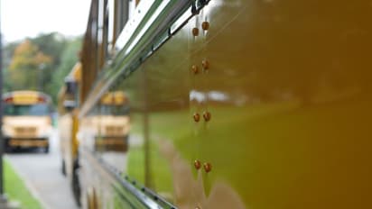 തിരുവനന്തപുരത്ത് സ്കൂൾ ബസ് ഡ്രൈവറെ കഞ്ചാവുമായി പിടികൂടി, പൊലീസിന് സംശയം, പരിശോധിച്ചപ്പോൾ വിൽപ്പനയെന്ന് വ്യക്തം