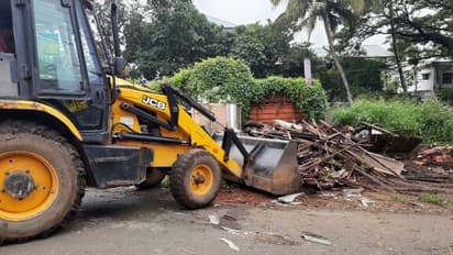 വാണിജ്യ കനാലിന്റെ തെക്കേക്കരയിലെ അനധികൃത കൈയ്യേറ്റങ്ങള് പൊളിച്ചുമാറ്റി