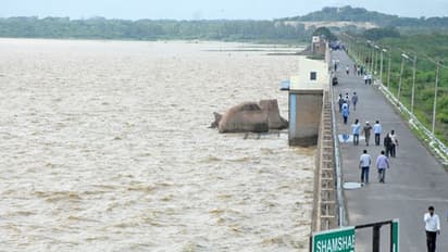 హైదరాబాద్ లో భారీ వర్షం.. హిమాయత్ సాగర్ మరో రెండు గేట్లు తెరిచే అవకాశం