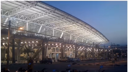 சாா்ஜாவிலிருந்து சென்னை வந்த விமானத்தில் பரபரப்பு.. கடத்திவரப்பட்ட 1.18 கோடி மதிப்பலான தங்க கட்டிகள் பறிமுதல்.