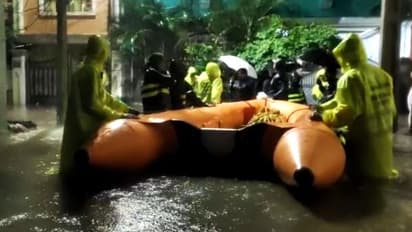 ভেসে গেল গাড়ি, মৃত ৮ - তীব্র বৃষ্টিতে বন্যা পরিস্থিতি হায়দরাবাদ শহরে, দেখুন