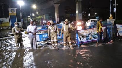 భారీ వర్షాలు: హైద్రాబాద్లో ట్రాఫిక్ ఆంక్షలు