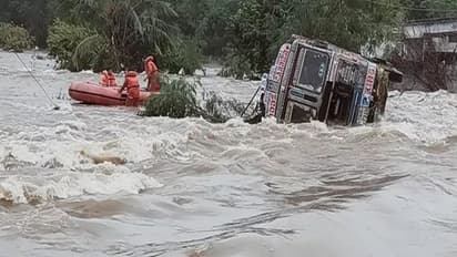 తెలంగాణలో భారీ వర్షాలు: ఇంటి పైకప్పుకూలి ముగ్గురు మృతి