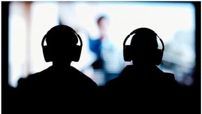 പാട്ടുകേള്‍ക്കുന്നതിനിടെ ചെവിയില്‍ 'ഇക്കിളി'; ഹെഡ്സെറ്റ് പരിശോധിച്ച യുവാവ് ഞെട്ടി