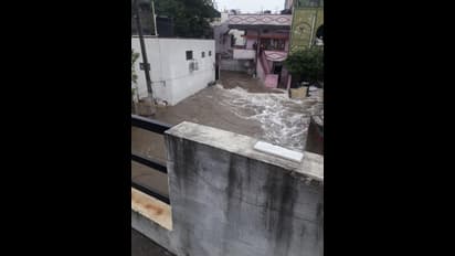 హోం గార్డు అర్జున్ సాహసం: వరదల్లో కొట్టుకుపోతున్న పలువురికి ప్రాణభిక్ష