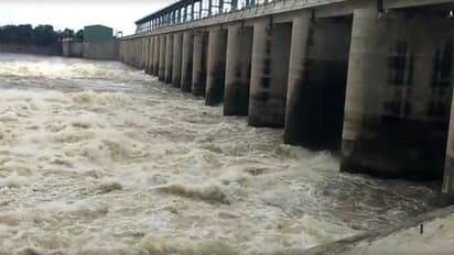 తెలంగాణలో భారీ వర్షాలు... ఈతకు వెళ్లి మాజీ ఐఎఎస్ కుమారుడు మృతి