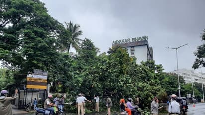 ఆరాంఘర్: హైదరాబాద్- బెంగుళూరు జాతీయ రహదారిపై కొట్టుకొచ్చిన వాహనాలు