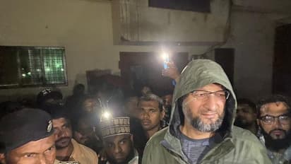 इन दो राज्यों में बाढ़ का कहर, कहीं डूबी कार, तो कहीं छत पर चढ़कर मदद की गुहार लगा रहे लोग; Photos