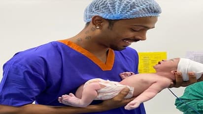 बेटे को ट्रॉली में सुला शॉपिंग के लिए निकली पंड्या की बीवी, ढाई महीने में ही खत्म किया प्रेग्नेंसी का मोटापा