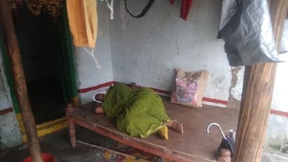 ఏజెన్సీ ప్రాంతం కన్నా అధ్వాన్నంగా పాలమూరు జిల్లా పరిస్థితి, మోసుకుంటూ ఆసుపత్రికి