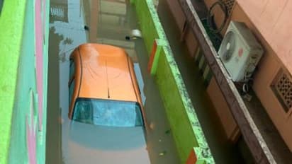 జిహెచ్ఎంసీ ఎన్నికలు: కేటీఆర్ కు హైదరాబాదు వరదల పోటు