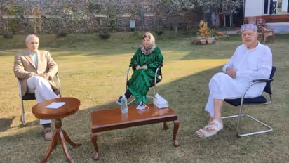 മെഹ്ബൂബ മുഫ്തിയെ സന്ദര്ശിച്ച് ഒമര് അബ്ദുള്ളയും ഫരൂഖ് അബ്ദുള്ളയും