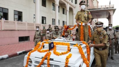 दिल को छू गई राजस्थान DGP की विदाई: अफसरों ने गाड़ी खींचकर किया विदा, पत्नी कार चलाते हुए ले गईं घर