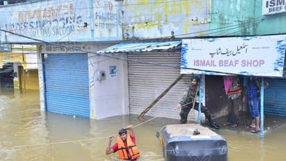హైదరాబాద్ బీభత్స దృశ్యాలు (ఫొటోలు)