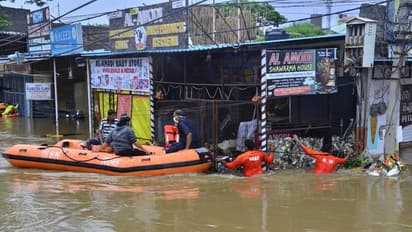 హైదరాబాదులో మళ్లీ కుండపోత వర్షం: పట్టపగలే కమ్ముకున్న కారు చీకట్లు