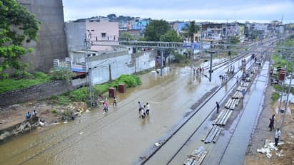 ఏపీలో భారీ వర్షాలు: చెయ్యేరు నది ఉధృతి, 12 మంది మృతదేహల వెలికితీత