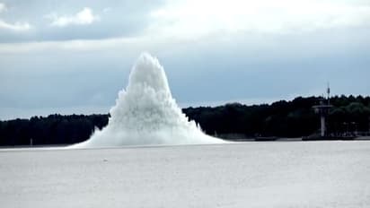 ఐదు వేల కిలోల బాంబు: నీటిలో పేల్చేసిన అధికారులు, వీడియో వైరల్