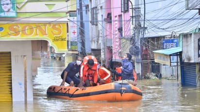 కళ్లముందే భార్య, బిడ్డలు వరదలో కొట్టుకుపోగా..