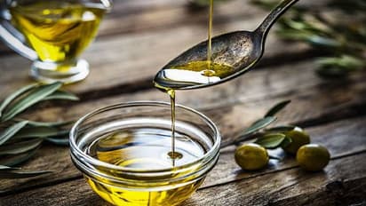 മുടികൊഴിച്ചിൽ അകറ്റാൻ അൽപം ഒലിവ് ഓയിൽ മതിയാകും