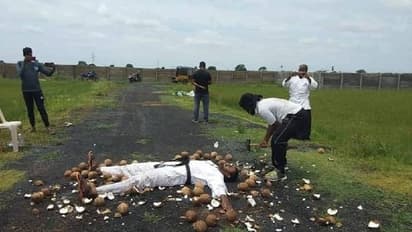 കണ്ണുകെട്ടി ഒരു മിനിറ്റില് പൊട്ടിച്ചത് 49 തേങ്ങകൾ; റെക്കോര്ഡ് നേടി യുവാവ്; വീഡിയോ വൈറല്