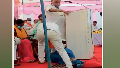 बुजुर्ग नेताजी के पैरों में पड़ी रही, वे भाषण देते रहे और सिर्फ इतना कहा-अभी सुनते हैं माताजी, ठहरिये