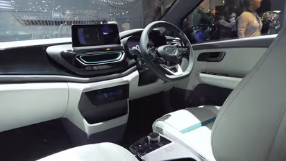 Car Delivery ಕಾರು ಡೆಲಿವರಿ ವೇಳೆ ಎಡವಟ್ಟು, ಶೋ ರೂಂನಲ್ಲಿ ನಿಂತಿದ್ದ ಮಹಿಳೆ, ಕೂತಿದ್ದ ವ್ಯಕ್ತಿಗೆ ಡಿಕ್ಕಿ!