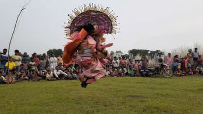 দুর্গা প্রতিমা তৈরির বরাত নেই, বিকল্প রোজগারের পথে নিয়ে মুখোশ-মাস্ক তৈরি শিল্পীদের