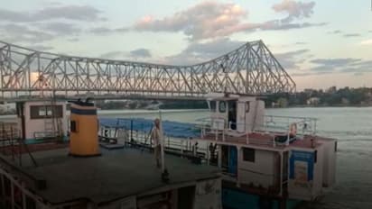 করোনা আবহে 'বেতনহীন-নেই বোনাস', পুজোর মুখে নতুন জট হুগলি নদী জলপথ পরিবহনে