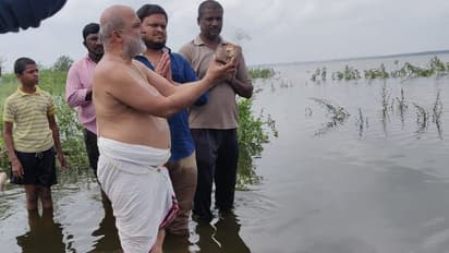 ఈ విలయం చాలు.. మళ్లీ వానలొద్దు: చిలుకూరు బాలాజీకి ప్రత్యేక పూజలు
