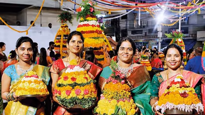 పూల పండుగ సందర్భంగా రిలయన్స్ ట్రెండ్స్ ‘సెల్పీ విత్ బతుకమ్మ’ కాంటెస్ట్ ..