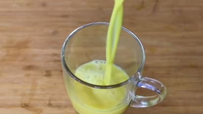 चमत्कार: बिना दूध के बनाएं हल्दी वाला दूध, पीते ही चेहरे पर आ जाएगा नई दुल्हन-सा ग्लो