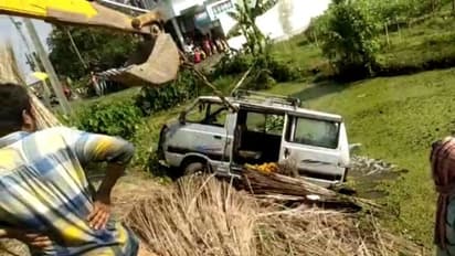 নিয়ন্ত্রণ হারিয়ে খাদে পড়ল যাত্রী বোঝাই ভ্যান, গঙ্গার পূন্যস্নান থেকে ফেরার পথে মর্মান্তিক দুর্ঘটনা