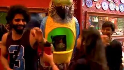 பிக்பாஸ் வீட்டின் காதல் ஜோடி இது தானா? எதிர்பாராத ட்விஸ்ட் அதிர்ச்சியான ரசிகர்கள்..!