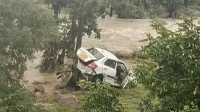'എന്നെ സഹായിക്കൂ' ഒഴുക്കില്പ്പെട്ട കാറില്നിന്ന് അവസാനമായി വെങ്കടേഷ് സുഹൃത്തിനെ വിളിച്ചു, പിന്നീട് സംഭവിച്ചത്